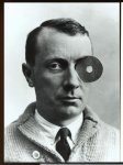 Jean Hans Arp mit Nabelmonokel