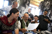 Il fotografo Reza con alcuni studenti all'Istituto Comprensivo Campanella Sturzo di Librino (Catania)