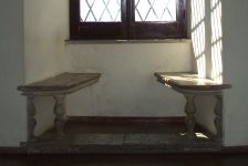 Sedili in pietra sorretti da un balaustro, particolare delle finestre del Palazzo Barberini - Colonna di Palestrina