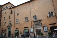 Roma, Palazzo Capranica, Facciata del palazzo su piazza Capranica