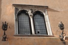 Roma, Palazzo Capranica, Finestra gotica a bifora (ex-Tomarelli)