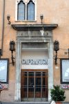 Roma, Palazzo Capranica, Ingresso delcinema e finestra bifora (ex-Piccari)