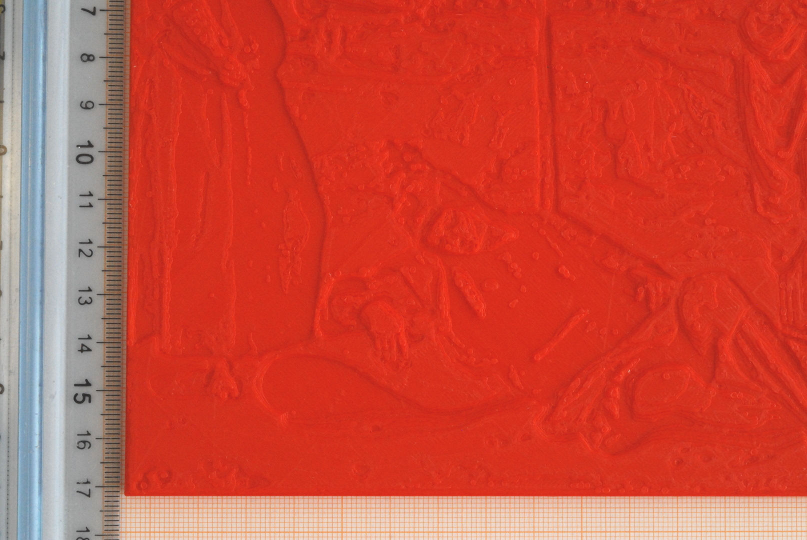 Fig. 15 - Prototipo della Prima Tavoletta 3D RGB, canale RED, rosso, DETTAGLIO Tavoletta con errori di stampa in PLA. Foto cortesia di Stefano Colonna