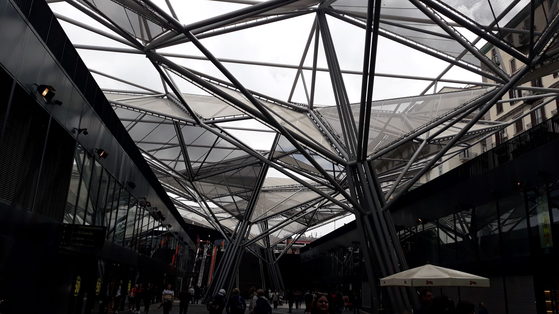 Fig. 1 - DOMINIQUE PERRAULT, piazza ipogea, 2013, metro Garibaldi, Napoli (Credits: Chiara Petracci)