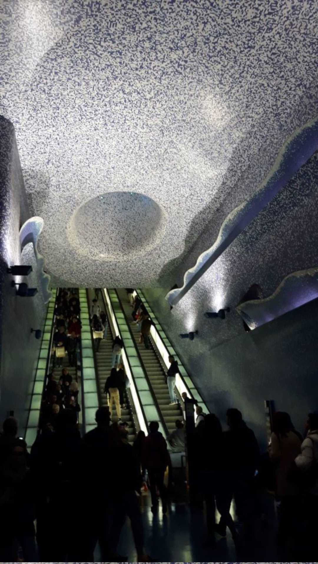 Fig. 8 - OSCAR
TUSQUETS BLANCA, Crater de luz, 2012, mosaico su supporto in lamiera metallica, Stazione Toledo, Napoli. (Credits: Chiara Petracci)