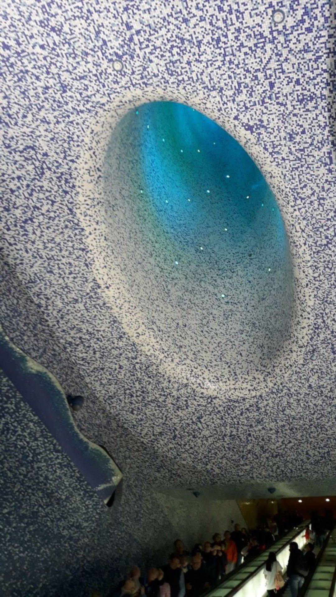 Fig. 9 - ROBERT WILSON, Relative Light 2012, luci al LED, Stazione Toledo, Napoli. (Credits: Chiara Petracci)