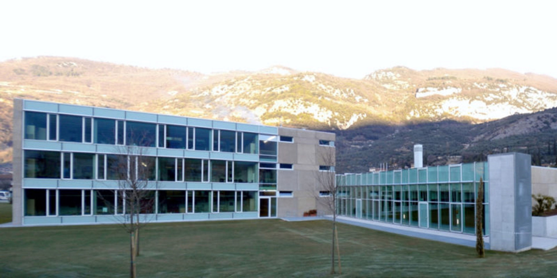 Fig. 3 - Scuola primaria Romarzollo, Arco (TN), Italia, 2006-2007 (LEED Platino, 2012)