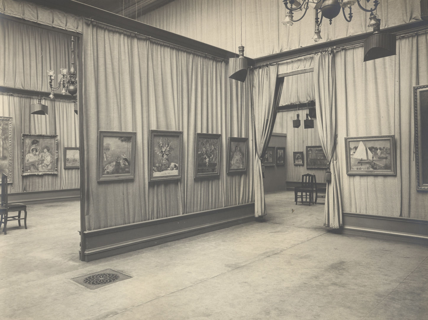 Fig. 2 - Galerie Paul Durand-Ruel, esposizione opere di Renoir, 1920; 16 rue Laffitte, Parigi; Archives Durand-Ruel (Foto cortesia: Photo Archives Durand-Ruel © Durand-Ruel & Cie).