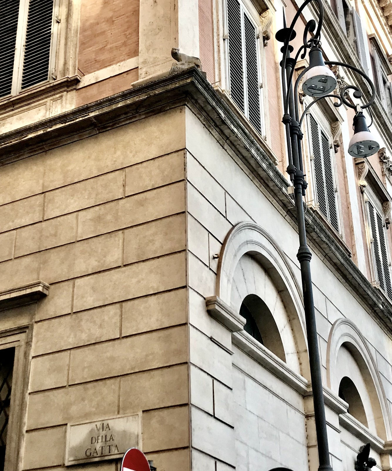 Fig. 5 - Statua della Gatta in via della Gatta, Roma 
(foto 2021 cortesia © Vittoria Sut)