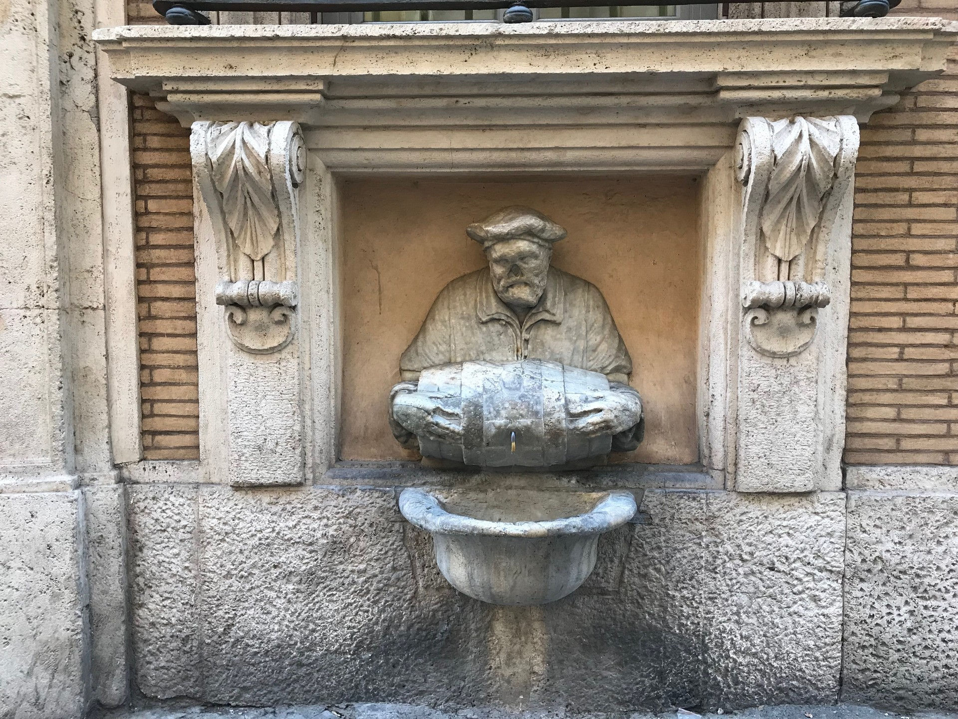 Fig. 7 - La statua parlante del Facchino in via Lata, Roma (foto 2018 cortesia © Vittoria Sut)