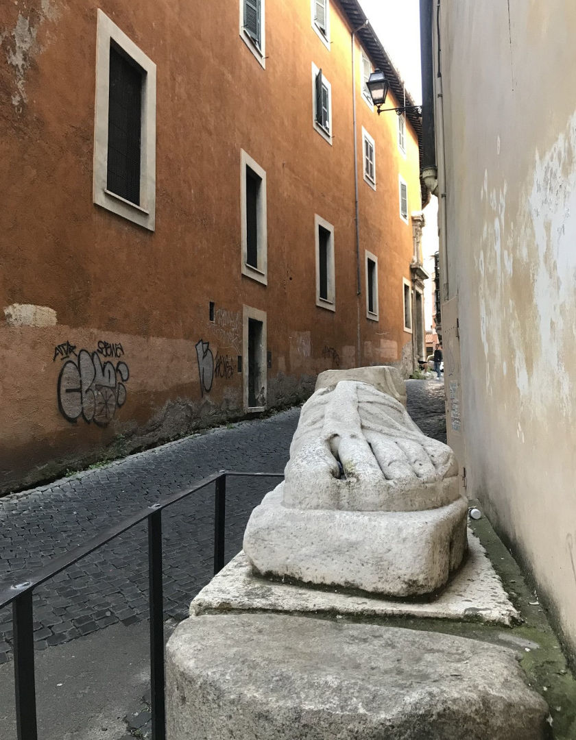 Fig. 9 - Pie' di Marmo in via Santo Stefano del Cacco, Roma
(foto 2021 cortesia © Vittoria Sut)