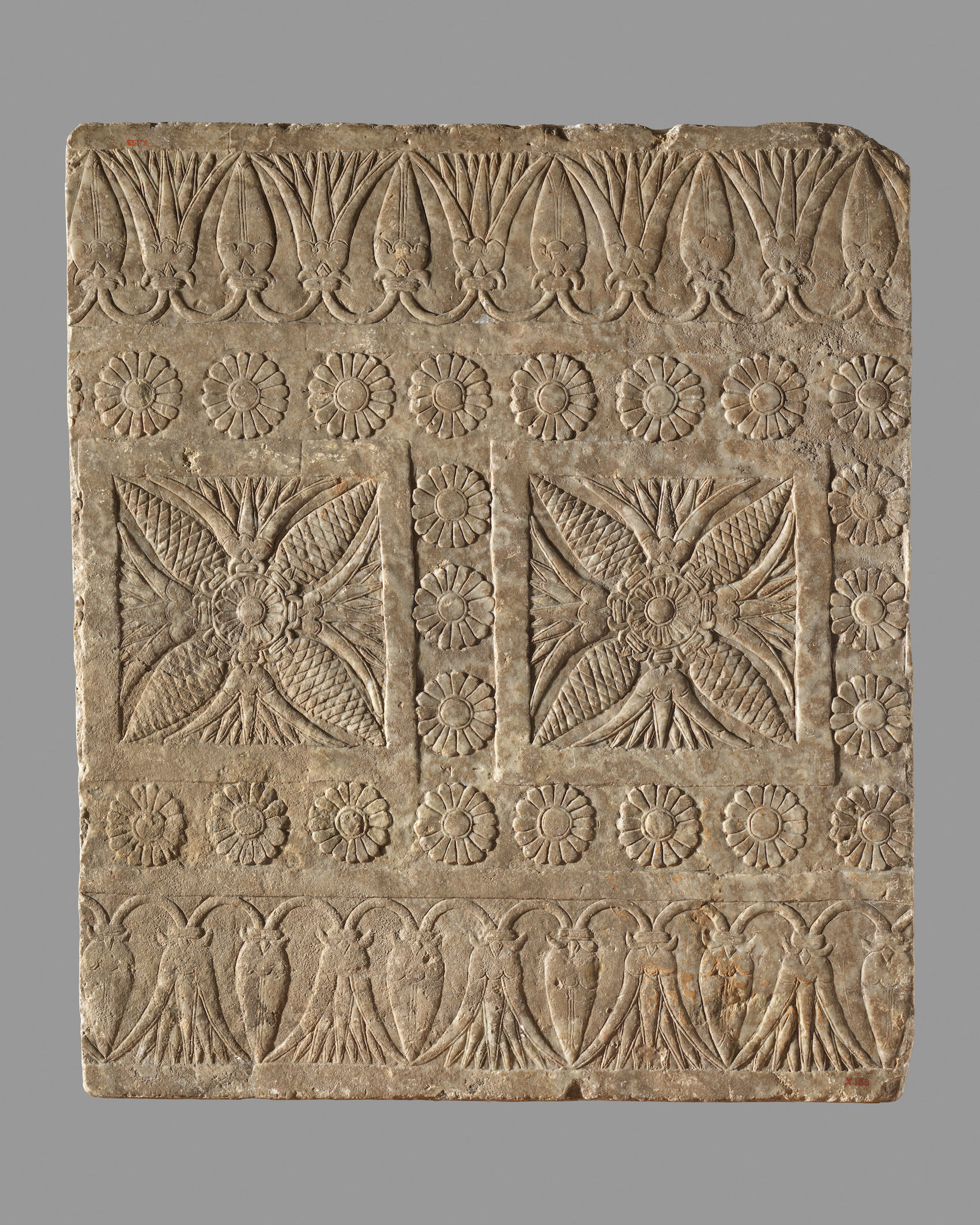 Fig. 4 - Soglia decorata con motivi floreali apotropaici, ca. VII sec. a.C., probabilmente da Ninive (Metropolitan Museum Accession Number X.153) © The Met Collection API