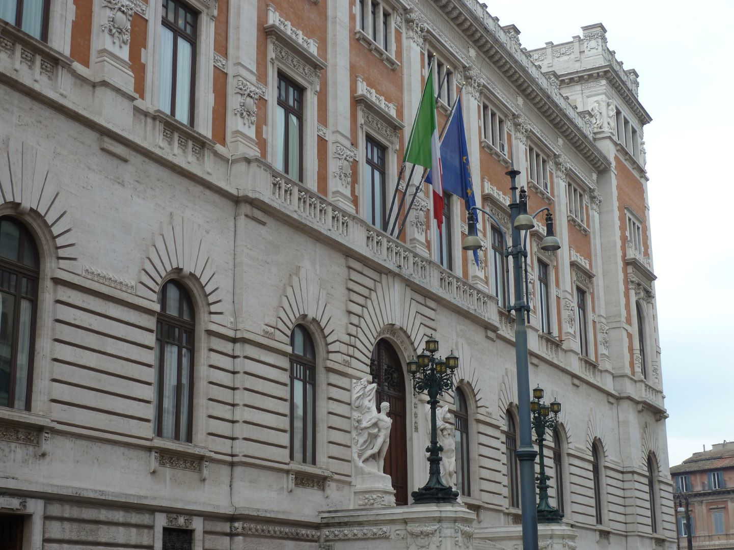 Fig. 4 - Roma, Palazzo di Montecitorio, prospetto su Piazza del Parlamento (Foto cortesia Bibiana Borzì)