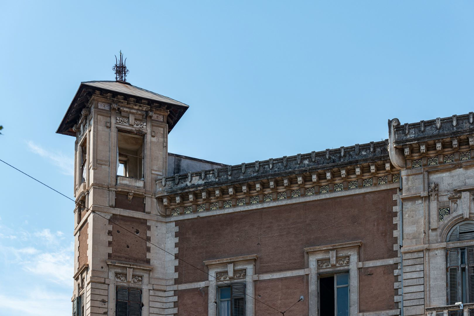 Fig. 10 - Catania, Villa Manganelli, prospetto principale, particolare con torrino angolare (Foto cortesia Luca Mangano)