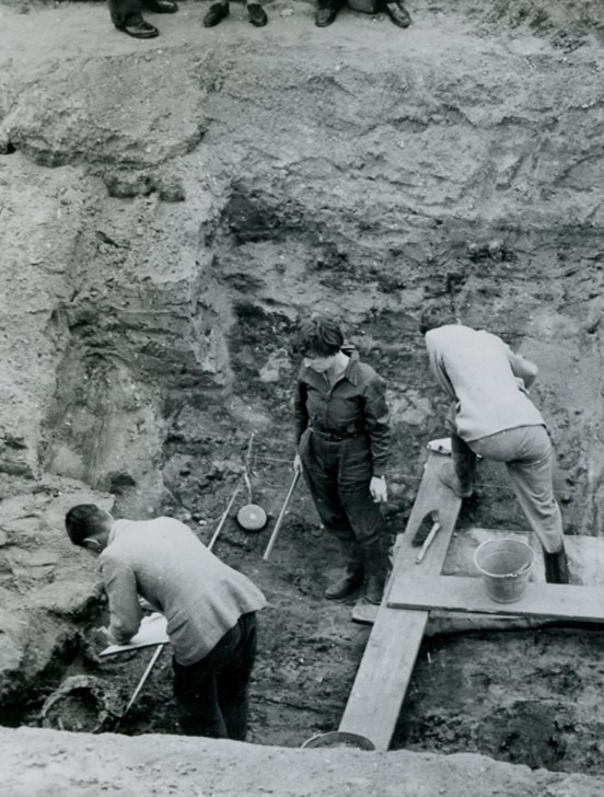 Fig. 5 - Peggy Piggott allo scavo di Shatton Hoo (foto storica di E. L. Payne)