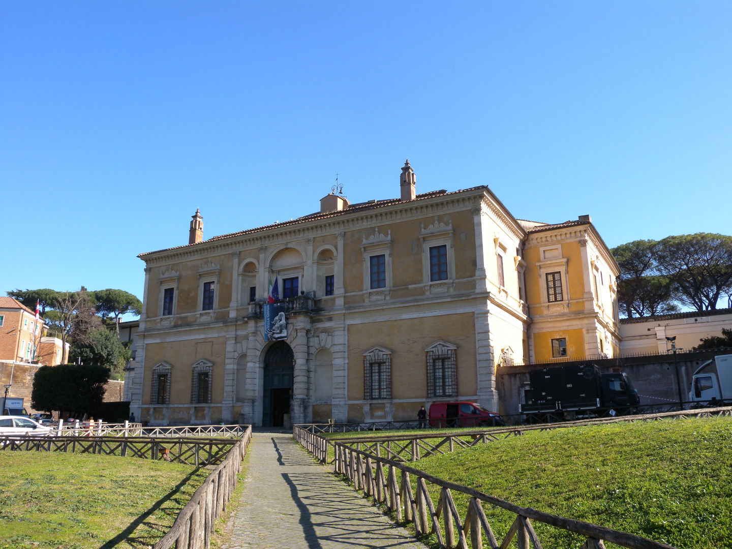 Fig. 4 - Museo Nazionale Etrusco di Villa Giulia, Roma, ingresso principale su piazzale di Villa Giulia 9, a livello stradale (Foto cortesia di Federico Ramadori, 2023)