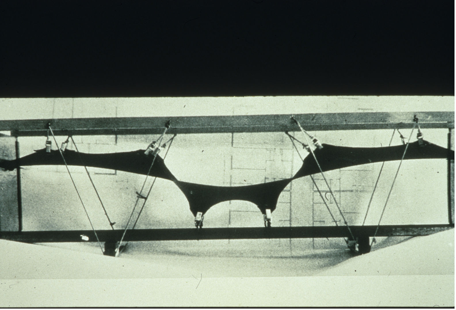 Fig. 4 - PONTE SUL BASENTO, POTENZA, 1967-1980, MODELLO, ARCHIVIO SERGIO MUSMECI E ZENAIDE ZANINI, MAXXI MUSEO NAZIONALE DELLE ARTI DEL XXI SECOLO, ROMA. COLLEZIONE MAXXI ARCHITETTURA. Il secondo modello del Ponte sul Basento è stato ottenuto tendendo un pezzo di gomma con i bordi rinforzati da cordoni pure in gomma all’interno di un telaio rigido
