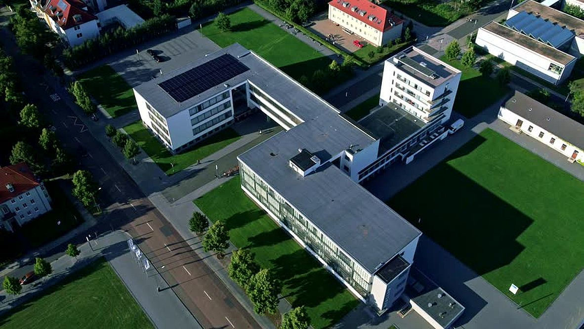 Fig. 3 - Walter Gropius, sede del Bauhaus, Dessau (Germania)